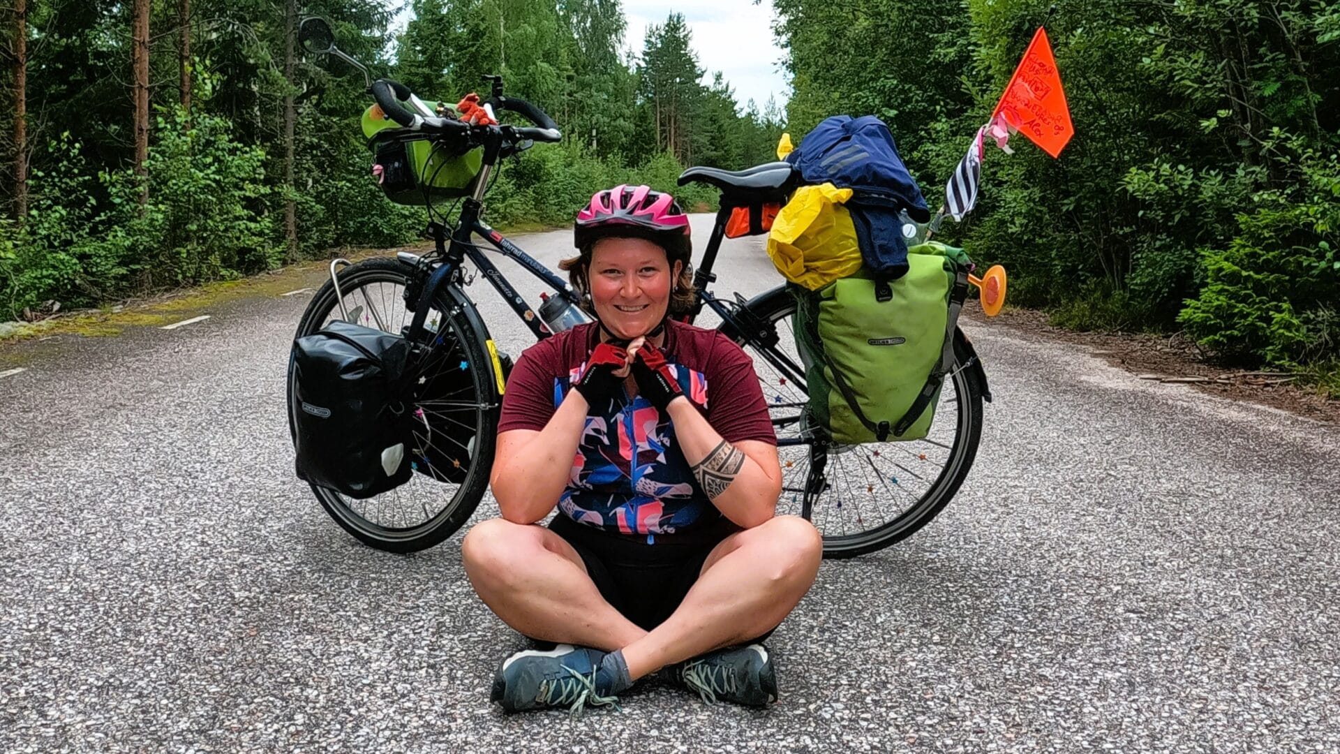 En tailleur sur la route